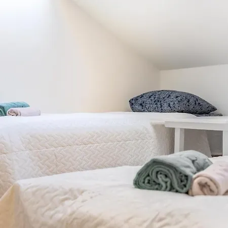 Large And Cozy 2-level Lägenhet