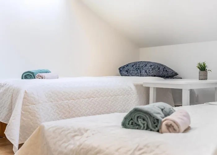 Large And Cozy 2-level Apartamento