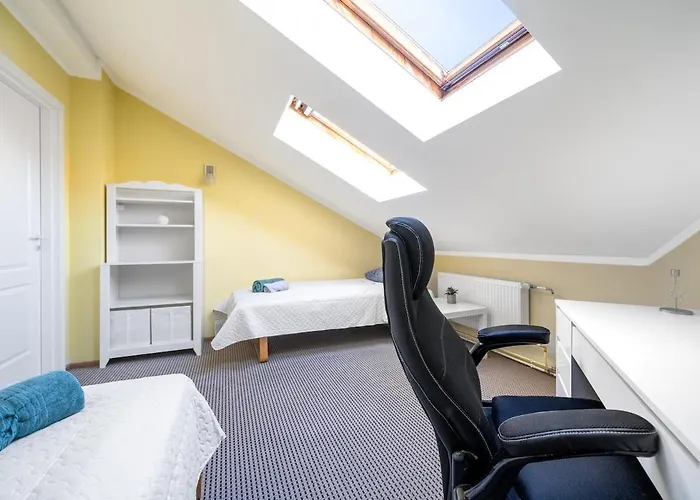 Large And Cozy 2-level Apartamento