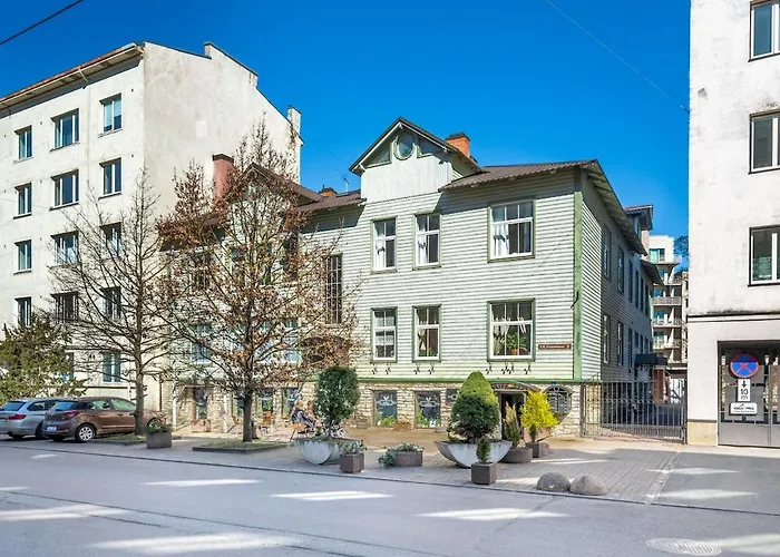 Large And Cozy 2-level *