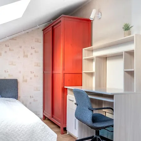 Large And Cozy 2-level *