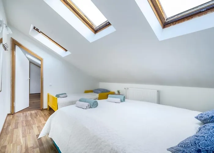 Large And Cozy 2-level *